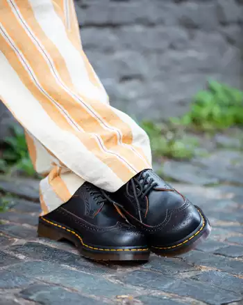 Salida Escuchando Bajo Calzado de Hombre | Botas y Zapatos de Hombre | Dr. Martens